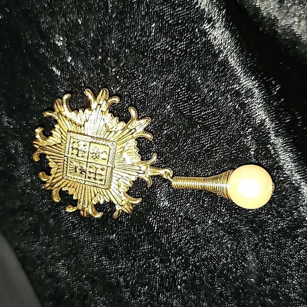 Goldtone Pearl Brooche. Estate item